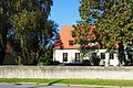 Pfarrhof mit Pfarrhaus, Seitengebäude, Pfarrgarten, Brunnen und Einfriedung