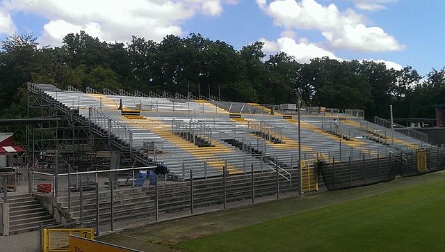 File:Scholz_Arena_Osttribüne_neu.jpg