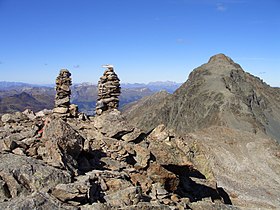 Vue du Schwarzhorn à partir du Radüner Rothorn (3 022 m) ; la ville de Davos est visible entre les cairns.