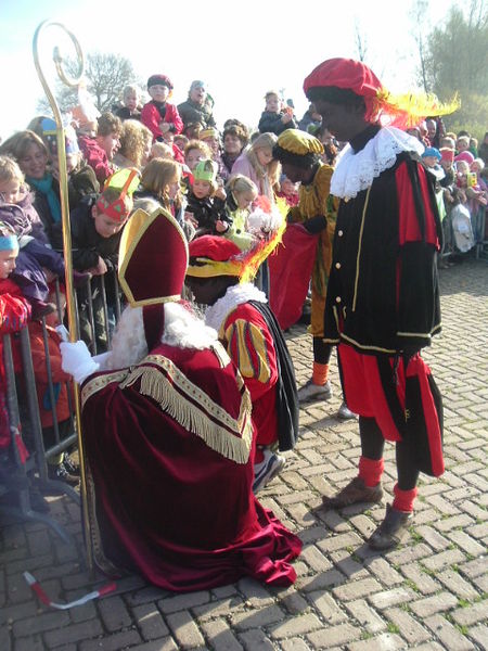 Bestand:Sinterklaas aan land.jpg