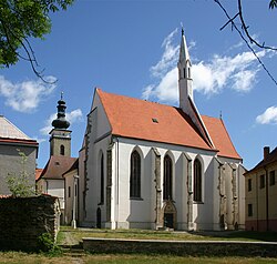 Soběslav, kostel sv. Víta, v pozadí věž kostela sv. Petra a Pavla