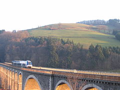 Passage d'une rame X 76500 sur le viaduc de Tarare, après son passage en gare.