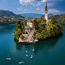 Ostrov Blejski Otok s poutním kostelem na slovinském Bledském jezeře