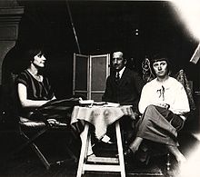 Nelly van Doesburg, Piet Mondrian und Hannah Höch im Studio von Theo van Doesburg, April 1924 