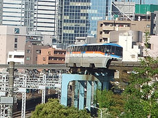 浜松町駅を発車しJRの線路より離れる（2007年4月30日）