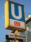 U-Bahn-Schild mit Linienkennzeichen der U2 am Ernst-Reuter-Platz