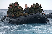 Морские пехотинцы США на борту боевого резинового рейдерского корабля.jpg