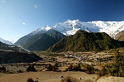 links der obere, mittig der untere Ortsteil von Pisang vor dem Panorama der Annapurna II