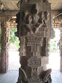 kolonë në një sallë të tempullit