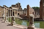 Tàn tích La Mã có cột quanh hồ bơi