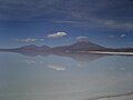 Vista del Volcán Tunupa desde la orilla del Salar