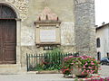 Le monument aux morts à droite de l’entrée de l’église.