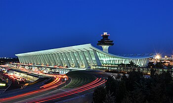 Terminal utama Bandar Udara Internasional Washington Dulles di Virginia, Amérika Sarikat.