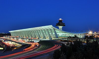 Terminal Utama Bandar Udara Internasional Dulles Washington di Virginia, Amerika Serikat pada saat sore hari.