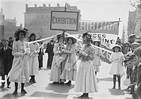 Mladší sufražetky propagující ženskou výstavu, květen 1909