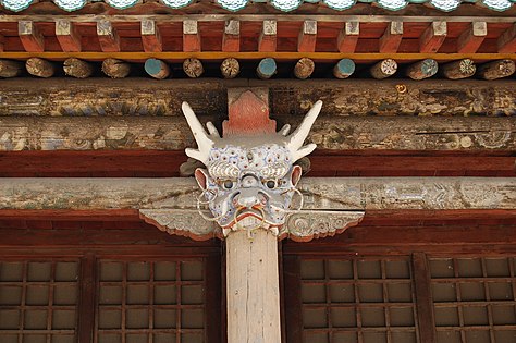 Part superior de la columna (dougong) a l'edifici de protecció de les grutes de Yungang