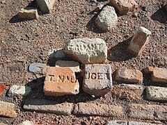 Vista de las ruinas del barrio minero de «La Azufrera» de Libros (Teruel), con detalle de ladrillos con marcas de fábrica junto al antiguo gran almacén, año 2016.