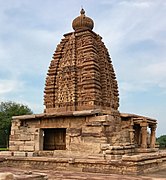 Amalaka temprano, redondeado, con amalakas cuadrados en las esquinas de abajo, siglo VIII. Templo de Galaganatha, Pattadakal, Karnataka