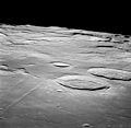 阿波羅11號拍攝的李特爾坑和薩賓坑（前景處），左下方可看到希帕提婭月溪，圖中央是施密特隕石坑。