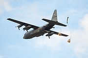 C-130から空中投下される貨物