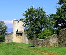 vue d'une muraille antique flanquée d'une tour
