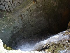 Nærbillede af ponor i Câmpeneasca-hulen nær landsbyen Izbuc, Rumænien