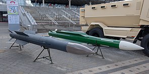9M318-Flugabwehrrakete (grau) auf der Messe MILEX 2019