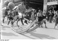 Gut på stor gyngehest i Leipzig i 1923.