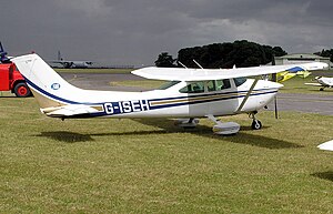 Cessna Aircraft Company on Um Cessna 182 Em Terra Fabricante Cessna Aircraft Company Capacidade 4