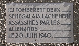 Plaque dans la rue Louis Tourte commémorant l'assassinat de deux tirailleurs sénégalais après le massacre de Chasselay.