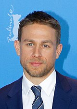 Charlie Hunnam spielt den Söldner und Raumschiffpiloten Kai und Sofia Boutella die Kriegerin Kora