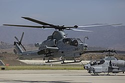 Командир дивизии летит на новом ударном вертолете Viper-Cobra (Изображение 1 из 8) 160602-M-HF454-059.jpg