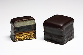 Un Dominostein au chocolat noir. Le Dominostein est une pâtisserie vendue durant les fêtes de fin d'année en Allemagne. (définition réelle 5 616 × 3 744)