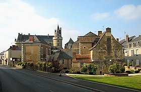 Centre-bourg de Durtal avec en arrière plan, le château.