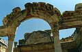 Arco siriaco nella facciata del tempio di Adriano a Efeso (attuale Turchia), II secolo