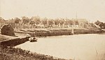 Gezicht op de IJdijk te Spaarndam tussen de Woerdersluis (links) en de Kolksluis (rechts) omstreeks 1860