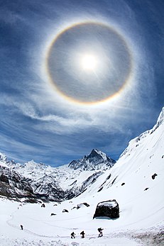 Một vầng hào quang 22° quanh Mặt Trời, được nhìn thấy trước trại cơ sở Annapurna, Annapurna, Nepal.