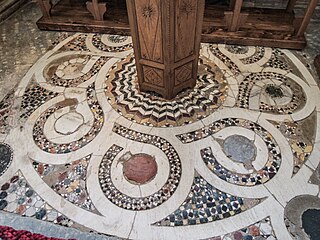 Marqueterie de marbres précieux au sol, en opus alexandrinum.