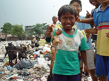 English: A boy from an East Cipinang trash dum...