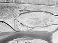 1960年当時の島村渡船。乗り場周辺の採石場からは徳川河岸駅方面への専用線が伸びている。国土交通省 国土地理院 地図・空中写真閲覧サービスの空中写真を基に作成。