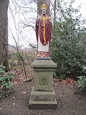 Beeld van Sint Martinus achter de Sint Martinuskerk