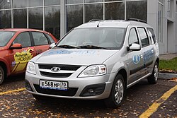 Un Lada Largus; un derivado del Dacia Logan de Tercera Generación, en exhibición en el año 2011.