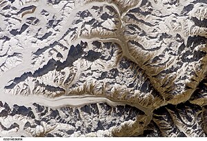 Satellitenbild des Panmah Muztagh; der Choktoigletscher strömt in der oberen Bildmitte nach rechts