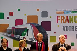 Les officiels procèdent à l'inauguration en gare de Luzarches