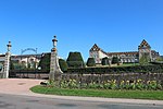 Portail d'entrée du lycée militaire.