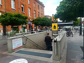 Bouche de métro sud sur la place intérieure Saint-Cyprien.