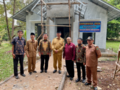 Bapak Mahyeldi Ansharullah, Gubernur Sumatera Barat (keempat dari kanan), bersama Bapak Suherman Saleh, Ketua Yayasan (ketiga dari kanan) dan Bapak Hendrizal, Kepal Sekolah (kedua dari kiri) mengunjungi pengerjaan rumah tahfiz yang hampir selesai. Rumah tahfiz ini dibiayai oleh Keluarga Bapak Taufiq Ismail.