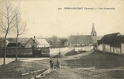 Carte postale du village avec vue de l'église avant 1914.