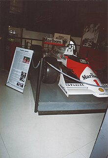 Photo d'une monoplace blanche et rouge dans un musée