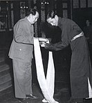 1951년 베이징 평화 회담에서 티베트 대표로 참석한 아페 아왕직메(오른쪽)가 마오쩌둥(왼쪽)에게 카타(티베트어: ཁ་བཏགས་)를 헌납하는 모습